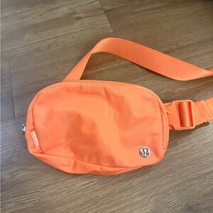 LIKE NEW LULULEMON EVERYWHERE BELT BAG 1L
